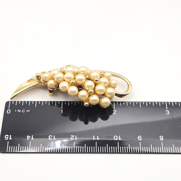 Vintage Gold Tone Leaf Cluster Faux Pearl Brooch Pin - Picture 4 of 4